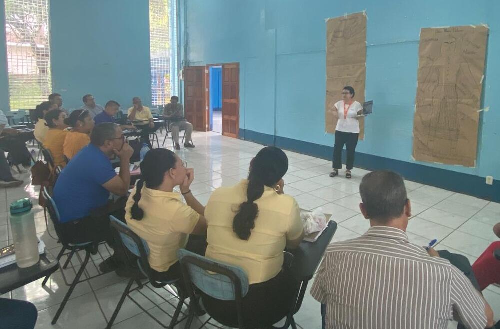 Taller con docentes normalistas sobre relaciones armoniosas 