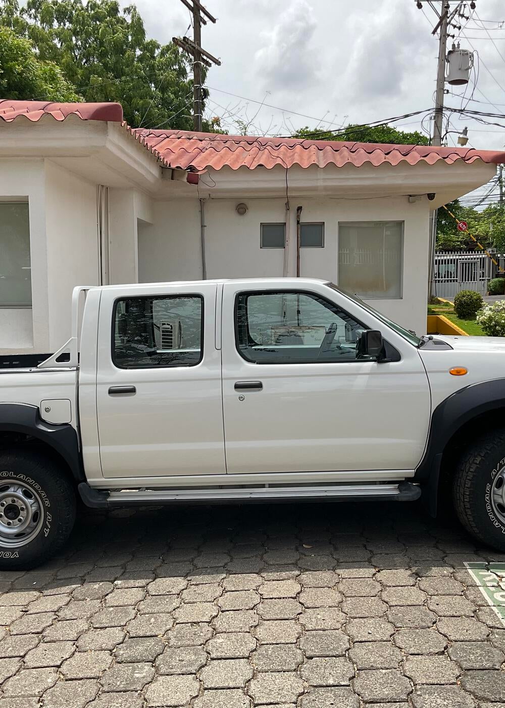 Donación de camioneta doble cabina y tracción, Nissan Frontier.