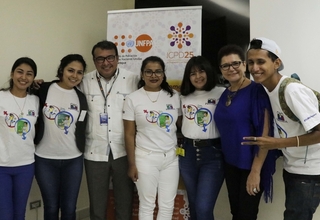 Adolescentes promotores de salud sexual y reproductiva de PROFAMILIA junto a Elena Zúñiga, Representante de UNFPA y Edgard Narváez, Analista de Programa de UNFPA.