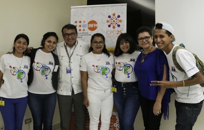 Adolescentes promotores de salud sexual y reproductiva de PROFAMILIA junto a Elena Zúñiga, Representante de UNFPA y Edgard Narváez, Analista de Programa de UNFPA.