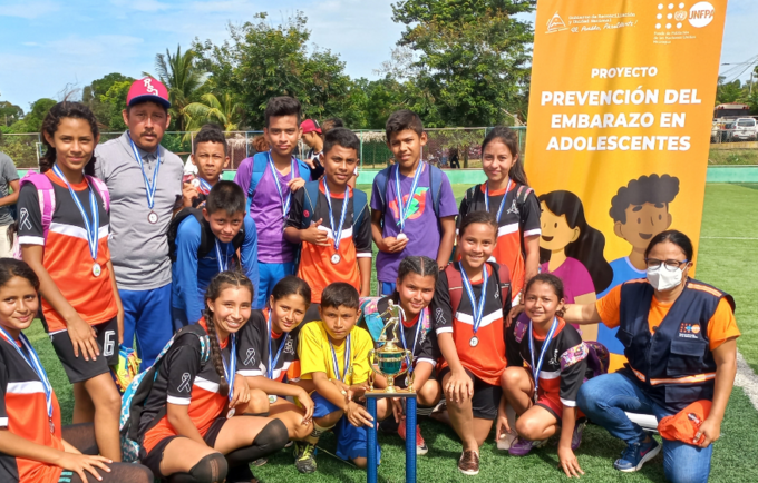 Adolescentes del Municipio de San Carlos y comunidades rurales de Laurel Galan, México, las Azucenas, Los Chiles y La Culebra participando en torneos de fútbol. 