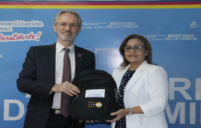 Jozef Maeriën, Representante de UNFPA Nicaragua  y Johana Flores, Ministra MIFAM durante la entrega de Kits de Menstruación.