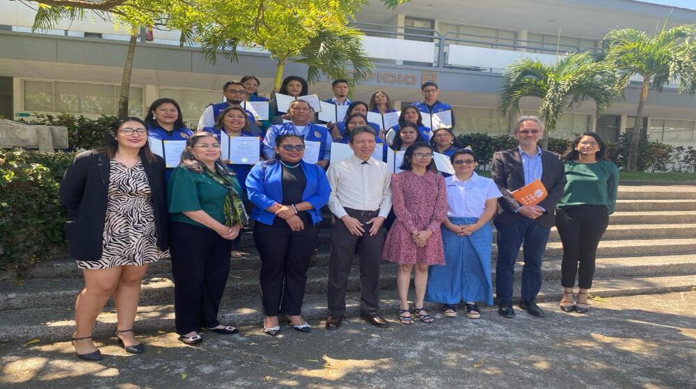 Funcionarias y funcionarios del Ministerio de la Familia, junto a las autoridades de MIFAM, UNFPA y UAM.