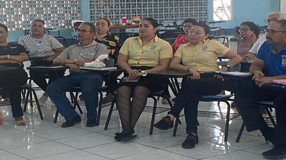 Docentes y normalistas participando del taller de relaciones armoniosas.