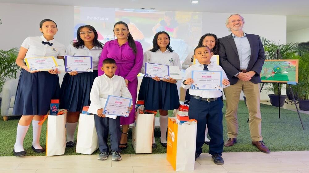 Ganadores y ganadoras del Concurso Nacional de Pintura y Dibujo “Adolescentes por la Igualdad” junto a Jozef Maeriën, Representante de UNFPA Nicaragua y Tamara Martines Sarante, Responsable de la Dirección Artística y Cultural del MINED