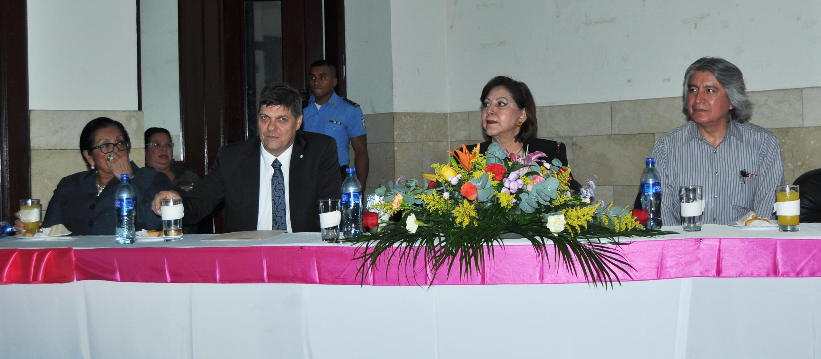 De izquierda a derecha: Dra. Yadira Centeno Magistrada de la CSJ, Dr. Markus Behrend, Representante de UNFPA, Dra. Alba Luz Ramos,Presidenta de la CSJ y el Dr. Fernado Huertas , Docente del Magister.