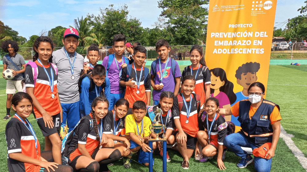 Adolescentes del Municipio de San Carlos y comunidades rurales de Laurel Galan, México, las Azucenas, Los Chiles y La Culebra participando en torneos de fútbol. 