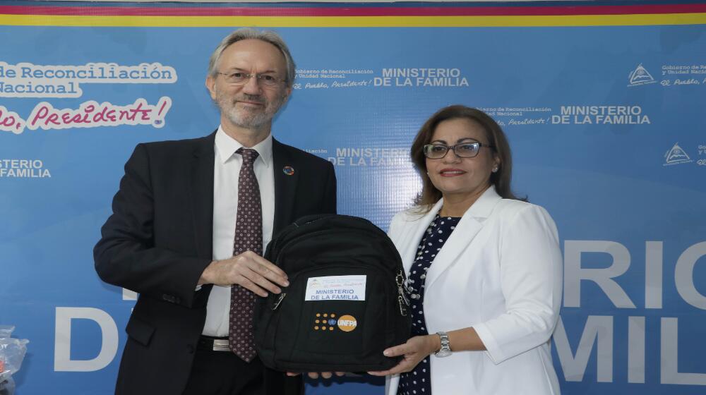 Jozef Maeriën, Representante de UNFPA Nicaragua  y Johana Flores, Ministra MIFAM durante la entrega de Kits de Menstruación.