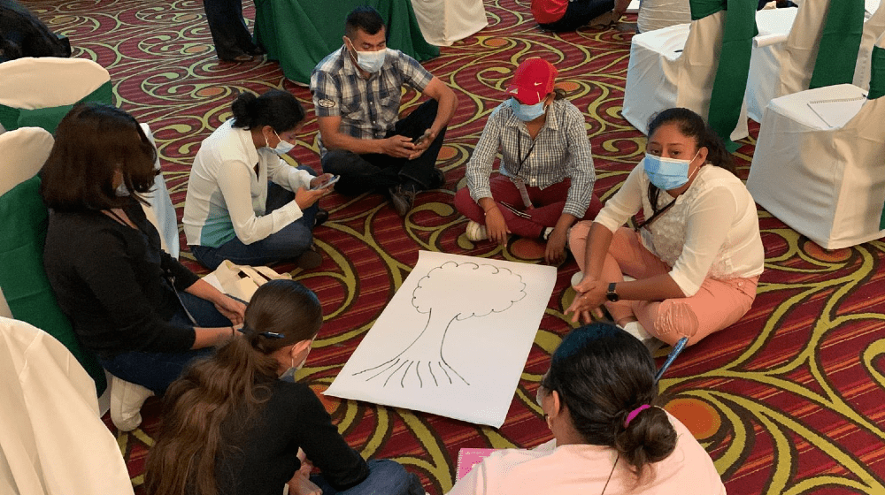 Adolescentes dialogando sobre violencia y género