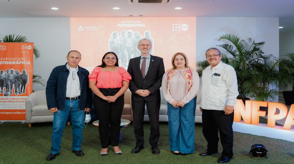 De izquierda a derecha Carlos Martínez, Director de Comunicaciones de INIDE; Erika Espinoza, Viceministra del Ministerio de la Familia: Jozef Maeriën, Representante de UNFPA Nicaragua: Mendy Arauz, Ministra de Educación; Dr. Samir Aguilar Parrales, Director del Modelo de Salud Familiar y Comunitario de la Dirección de Servicios de Salud