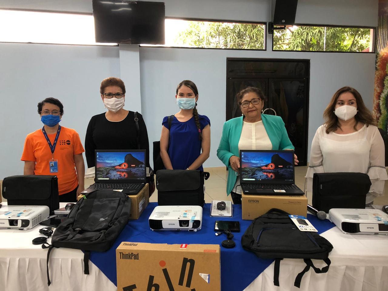 De izquierda a derecha: Rosa E. Romero, Analista de Programa UNFPA, Elena Zúñiga, Representante UNFPA, Lisandra Gutiérrez de MINREX, Miriam Ráudez, Ministra de Educación y Mendy Araúz, Directora de las Comunidades Educativas MINED.